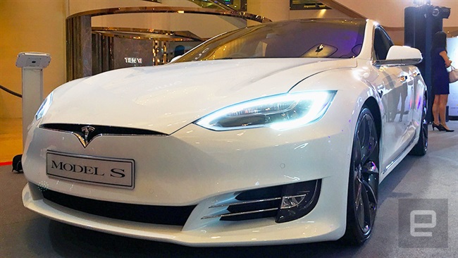Tesla فیلم‌هایی از اتومبیل‌ها را با هدف بهبود تکنولوژی وسائل نقلیه‌ی خودران جمع‌آوری می‌کند