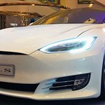 Tesla فیلم‌هایی از اتومبیل‌ها را با هدف بهبود تکنولوژی وسائل نقلیه‌ی خودران جمع‌آوری می‌کند