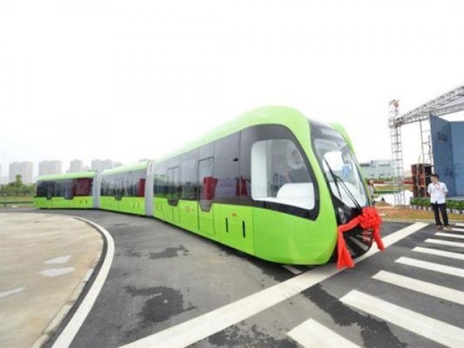 رونمایی از اولین قطار بدون ریل جهان در چین