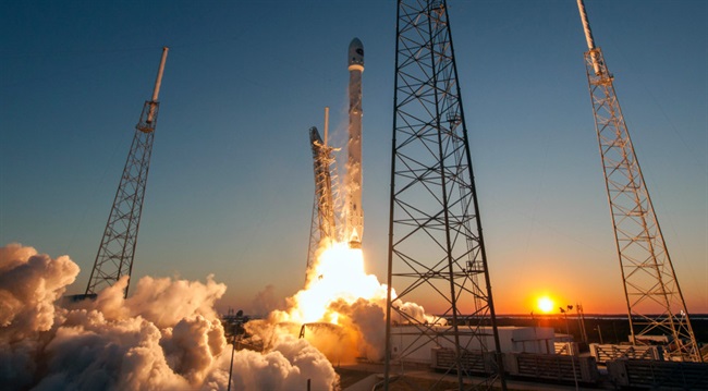 در مرحله‌ی اول بازیابی، SpaceX راکت Falcon 9 را با موفقیت پرتاب کرد