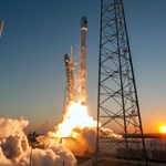 در مرحله‌ی اول بازیابی، SpaceX راکت Falcon 9 را با موفقیت پرتاب کرد