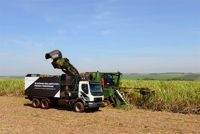 به منظور کمک به کشاورزان نیشکر برای بهبود بازده محصول، شرکت Volvo از کامیون‌های خودران  استفاده می‌کند