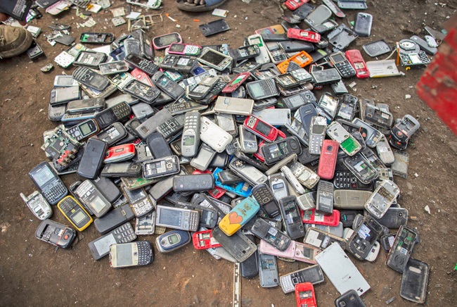 انتقاد شدید Greenpeace و iFixit از شرکت‌های سازنده‌ی گوشی‌های هوشمند به دلیل زباله‌های الکترونیکی