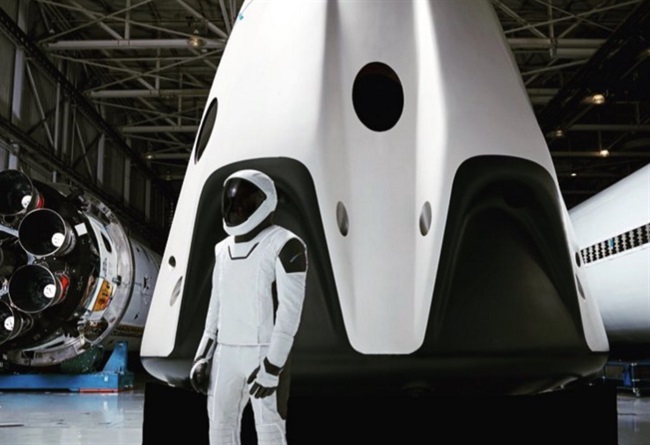 Elon Musk نخستین عکس کامل لباس فضانوردی SpaceX را به نمایش گذاشت