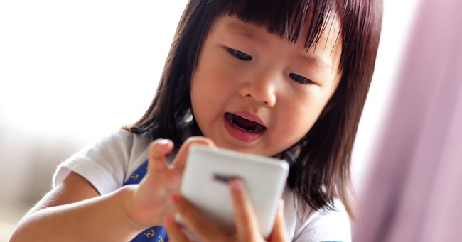پزشکان: استفاده از گوشی‌های هوشمند باعث ایجاد انحراف چشم در کودکان می‌شود