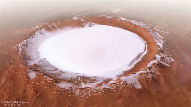 تصویر خیره کننده از حفره‌ی Korolev در مریخ