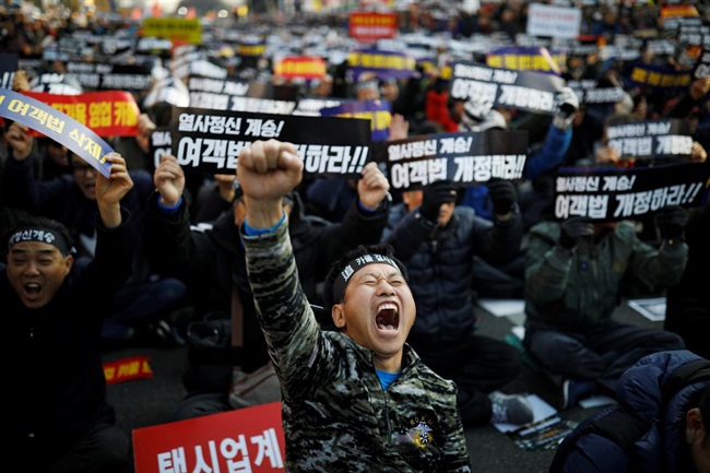رانندگان تاکسی در کره‌جنوبی در مخالفت با سرویس به اشتراک‌گذاری خودرو اعتصاب کردند