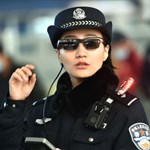استفاده‌ی پلیس چین از عینک‌های آفتابی تشخیص چهره برای ردیابی شهروندان