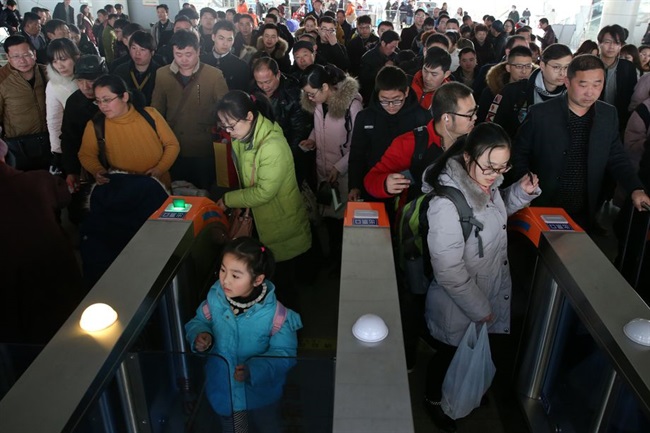 چین افراد با اعتبار اجتماعی پایین را از ورود به هواپیماها و قطارها ممنوع می‌کند