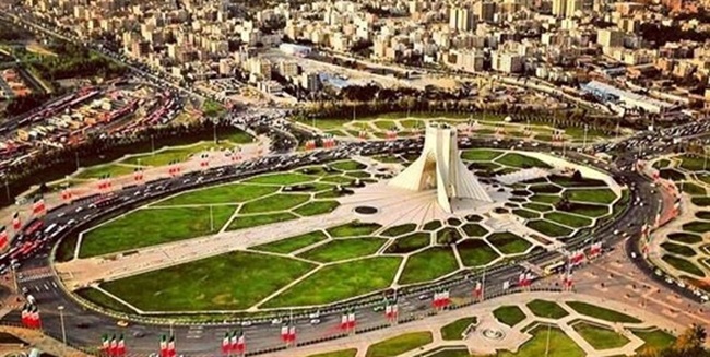 اهدای عکس ماهواره‌ای تهران به رئیس سازمان فضایی