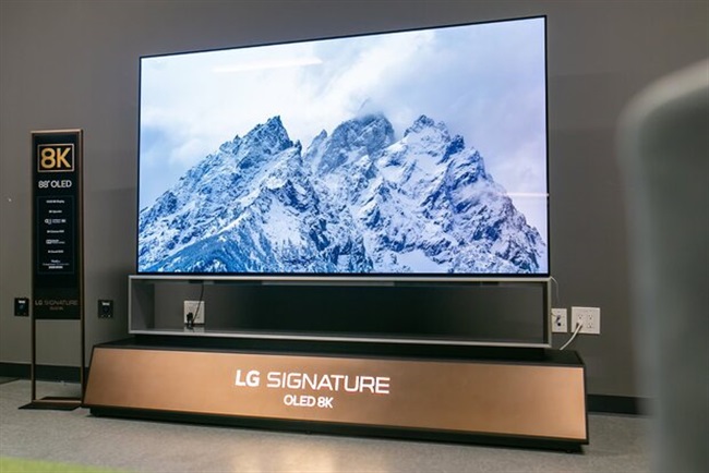 LG بزرگ‌ترین تلویزیون OLED جهان را رونمایی کرد