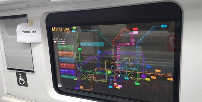 نمایش اطلاعات سفر روی شیشه مترو