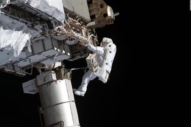 ۳ فضانورد خارج از ایستگاه فضایی بین‌المللی پیاده روی می‌کنند